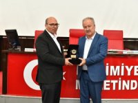 BAŞKAN ŞAHİN’DEN MECLİS ÜYELERİNE PLAKET