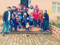 Gönüllülerden çocuklara bot mont