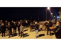 Komşuları yüzünden ellerinde sopalarla ekmek almaya çıkıyorlar