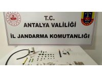 Yol kontrol noktasında durdurulan araçtakiler suç makinesi çıktı
