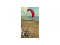 Paramotor yere çakıldı, sahilde oturan aile çocukları ile son anda kurtuldu