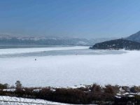 Buz tutan Eğirdir Gölü’nde yürüyüşler yasaklandı