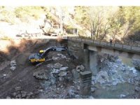 Çamlıyayla’da köprü ayakları güçlendiriliyor