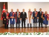 Adana’da akademisyenler cübbe giydi