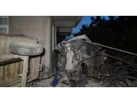 Otomobil bahçe duvarını aştı, römorku devirip evin duvarına çarptı: 3 yaralı