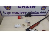 Uyuşturucu operasyonunda 2 silah ile 59 adet uyuşturucu hap ele geçirildi