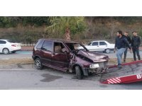 Otomobilin palmiye ağacına çarparak durduğu kazada 2 kişi yaralandı