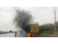 Yanan tırın dorsesi zarar gördü