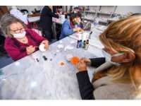 Yaşlılar, Büyükşehir Belediyesinin El Sanatları Atölyesinde üretiyor
