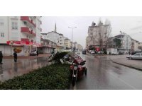 Hafif ticari araç 3 tekerlekli motosiklete çarptı: 1 yaralı