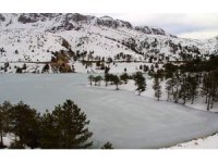 Akdeniz’in Sibirya’sı Göksun’da Değirmendere Göleti dondu
