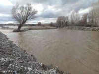 Eriyen karlar Söğütlü Çayı’nı coşturdu