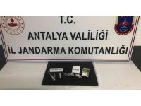 Jandarma ekiplerinin şüphelendiği 2 kişinin üzerinde eroin bulundu