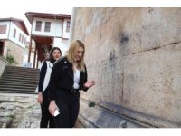 Bin 892 yıllık tarihi yapıya kuru boya döktüler