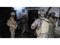 Zırhlı araçla kapı açıldı... Adana’da şafak vakti DEAŞ operasyonu: 3 gözaltı