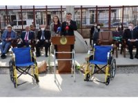 Hatay’da ihtiyaç sahiplerine tekerlekli sandalye dağıtıldı