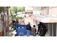 Ceset üzerindeki çalışmaları izlemek için ip gibi sıraya dizildiler