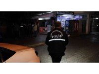 Kaldırımda yürürken uğradıkları silahlı saldırıda yaralanan 2 kişi tekel bayiye sığındı