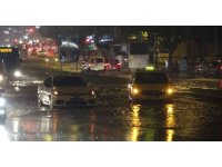 Antalya’da yollar nehre döndü, rögarlardan sular taştı, araçlar yollarda kaldı