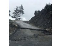 Adana’da yağışlardan sonra yollar çöktü