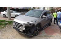 Kavşaktan dönmeye çalışan otomobil 4 araca zarar verdi: 1 yaralı
