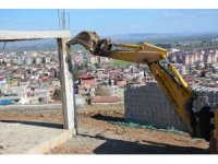 Kırıkhan’da kaçak yapılar yıkıldı