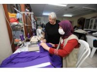 Gönüllü kadınlar 8 Mart için dikiyor