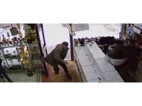 Isparta’da çatıdan düşen kar kütlesinin altında kalmaktan son anda kurtuldu