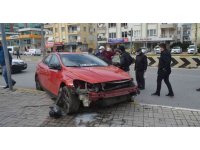 Otomobil ile otobüs çarpıştı, bisikletli sürücüler kazayı kılpayı atlattı