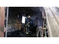 Yangın iki katlı prefabrik binayı küle çevirdi
