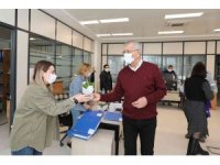 Başkan Tarhan’dan kadınlara çiçek