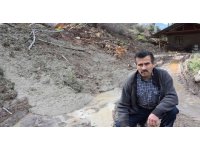 Heyelan oturdukları evi tehdit ediyor