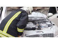 Isparta’da alev alan araç, itfaiye ekiplerinin müdahalesiyle söndürüldü
