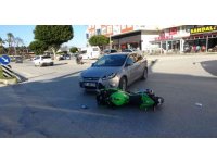 Motosiklet sürücüsü başındaki kask sayesinde hayatta kaldı