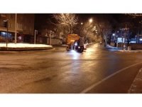 Kahramanmaraş’ta buzlanmaya karşı gece mesaisi