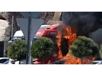 Osmaniye’de park halindeki otomobil alev alev yandı