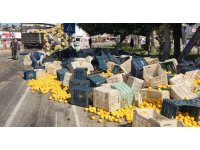 Kamyonun kasası yan yattı, limonlar etrafa saçıldı