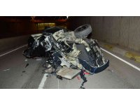 Antalya’da yön levhasına çarpan otomobil hurdaya döndü: 3 ölü