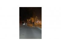 Sokakta yere yatırdıkları adamı tekme tokat dövdüler