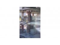 Dikkatsiz işçi, inşaatın ikinci katından bastığı kalasla birlikte aşağı düştü