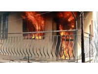 Yangında evi küle dönen yeni evli çift, gözyaşlarına boğuldu