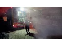 Park halindeki odun yüklü araç alev aldı