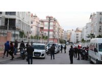 Balkondaki silahlı şahıs polisi alarma geçirdi