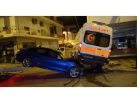 Hasta ihbarına giden ambulans otomobille çarpıştı: 5 yaralı