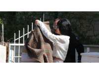 Evi küle dönen kuaför genç kadına arkadaş tesellisi