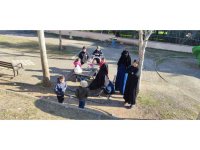 Piknik yapan ailenin çantasını çalıp motosikletle kaçtılar