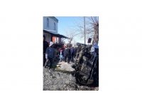 Hafif ticari araç cami merdivenine çarparak devrildi: 2 yaralı