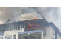 Çatı katında çıkan yangın paniğe neden oldu