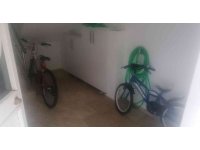 Kağıt toplayıcısı, bebek arabasını çek çek arabasına koyup götürdü