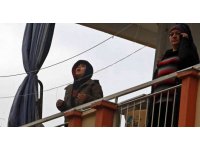 Yangın çıkan apartmanın balkonunda mahsur kalan çocuk ellerini açıp ağlayarak dua etti